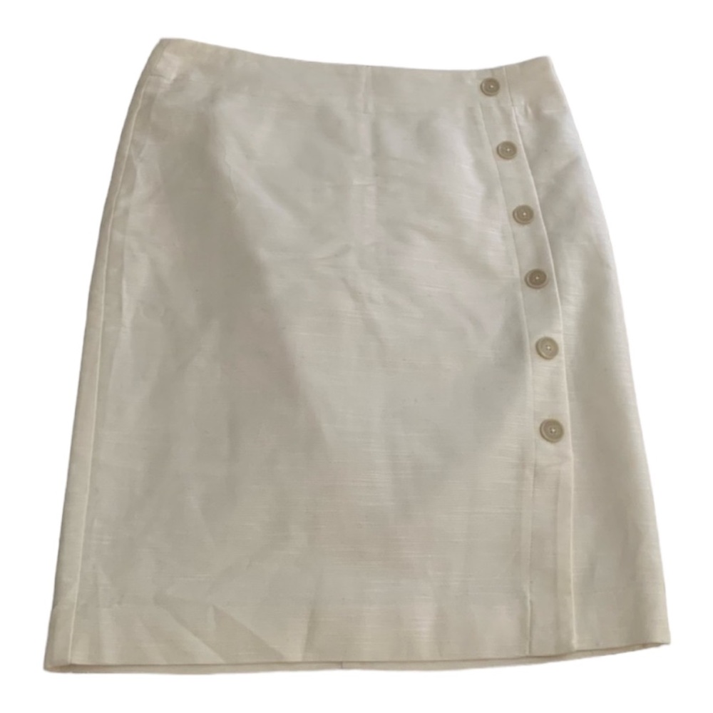 LOFT size 8 off-white textured pencil skirt with button accents.